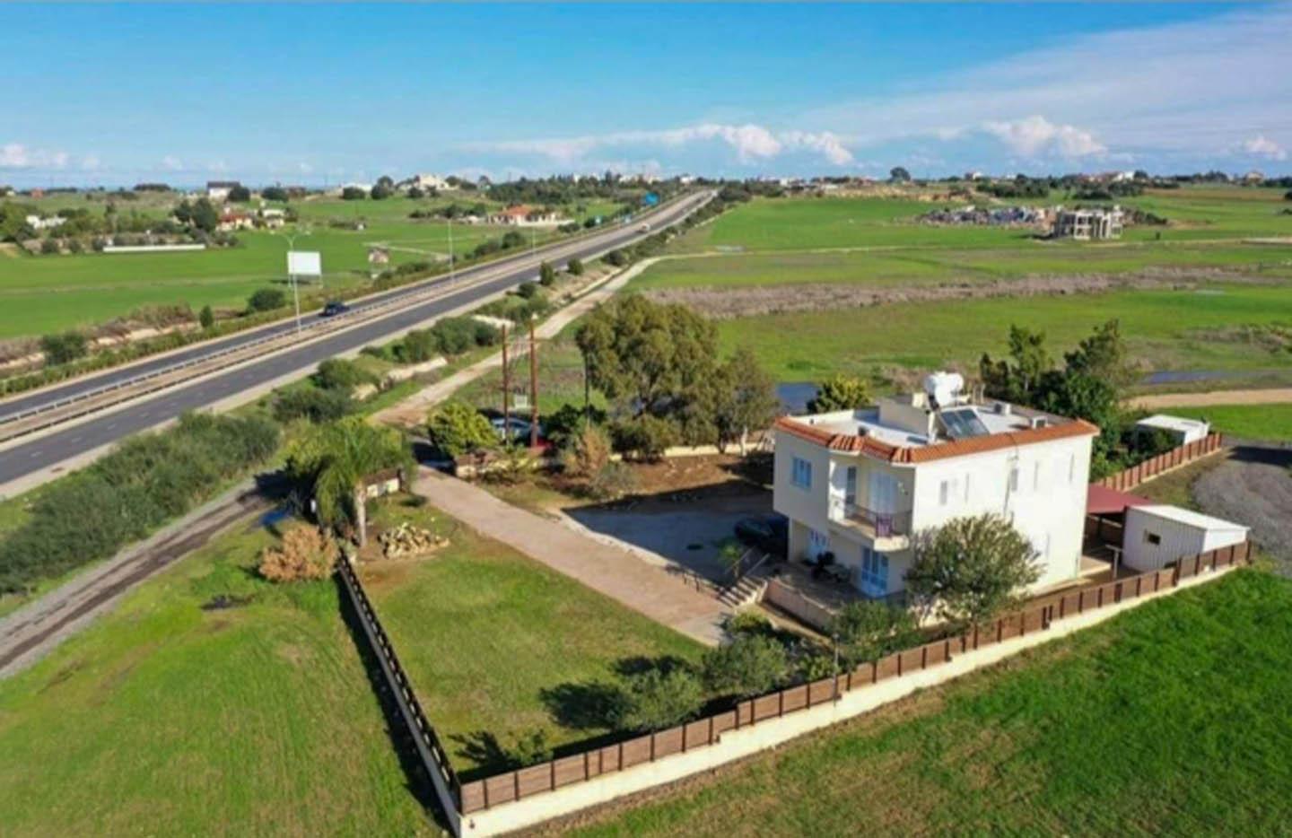 3-Bedroom Villa Surrounded by Lush Green Fields — photo 6
