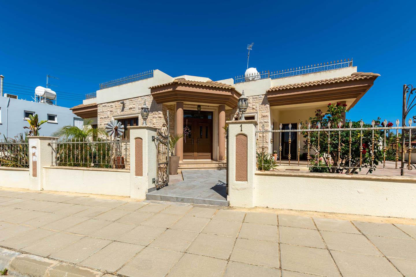 3-Bedroom Villa with Separate Studio — photo 3