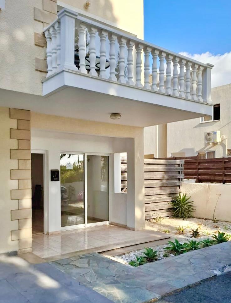 2-Bedroom Ground Floor Apartment in Front of the Pool — photo 2