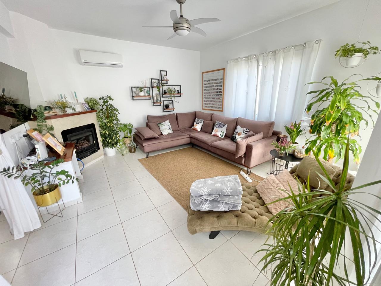 4-Bedroom Villa with Sea Views, gently says: “Stay.” — photo 5