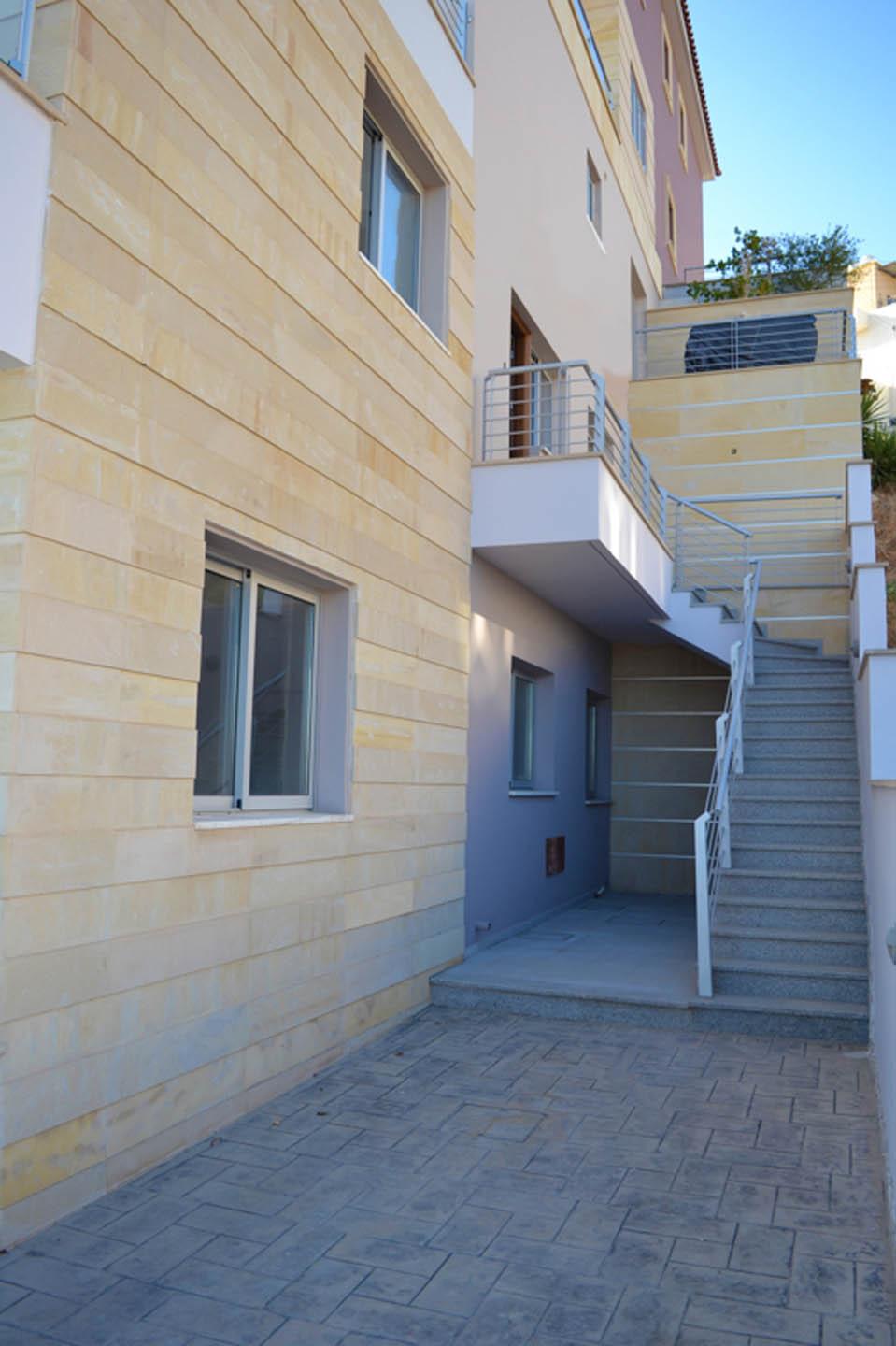Modern 1-Bedroom Apartment with Pool Access — photo 2