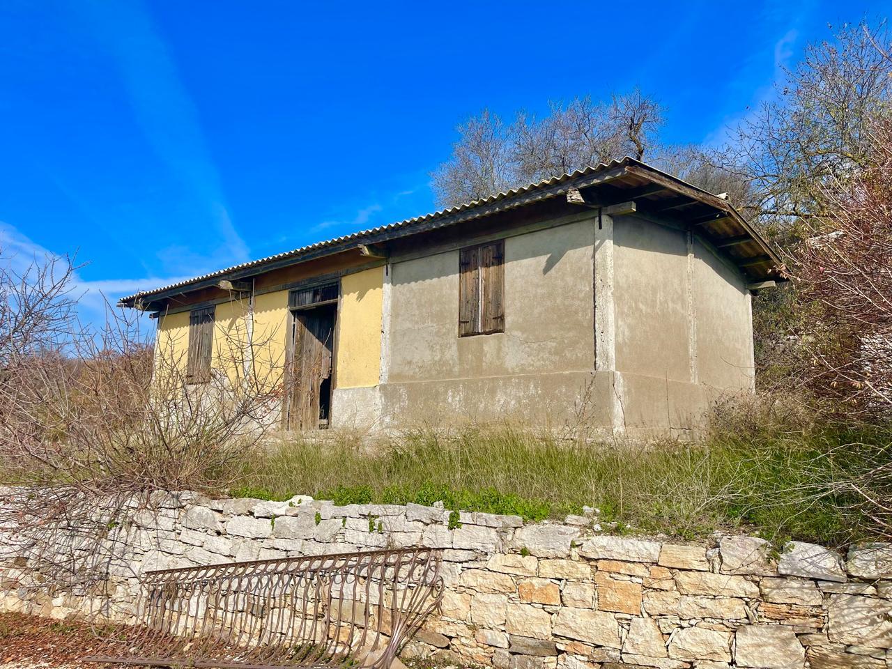 House for Full Renovation with Exceptional Potential — photo 2