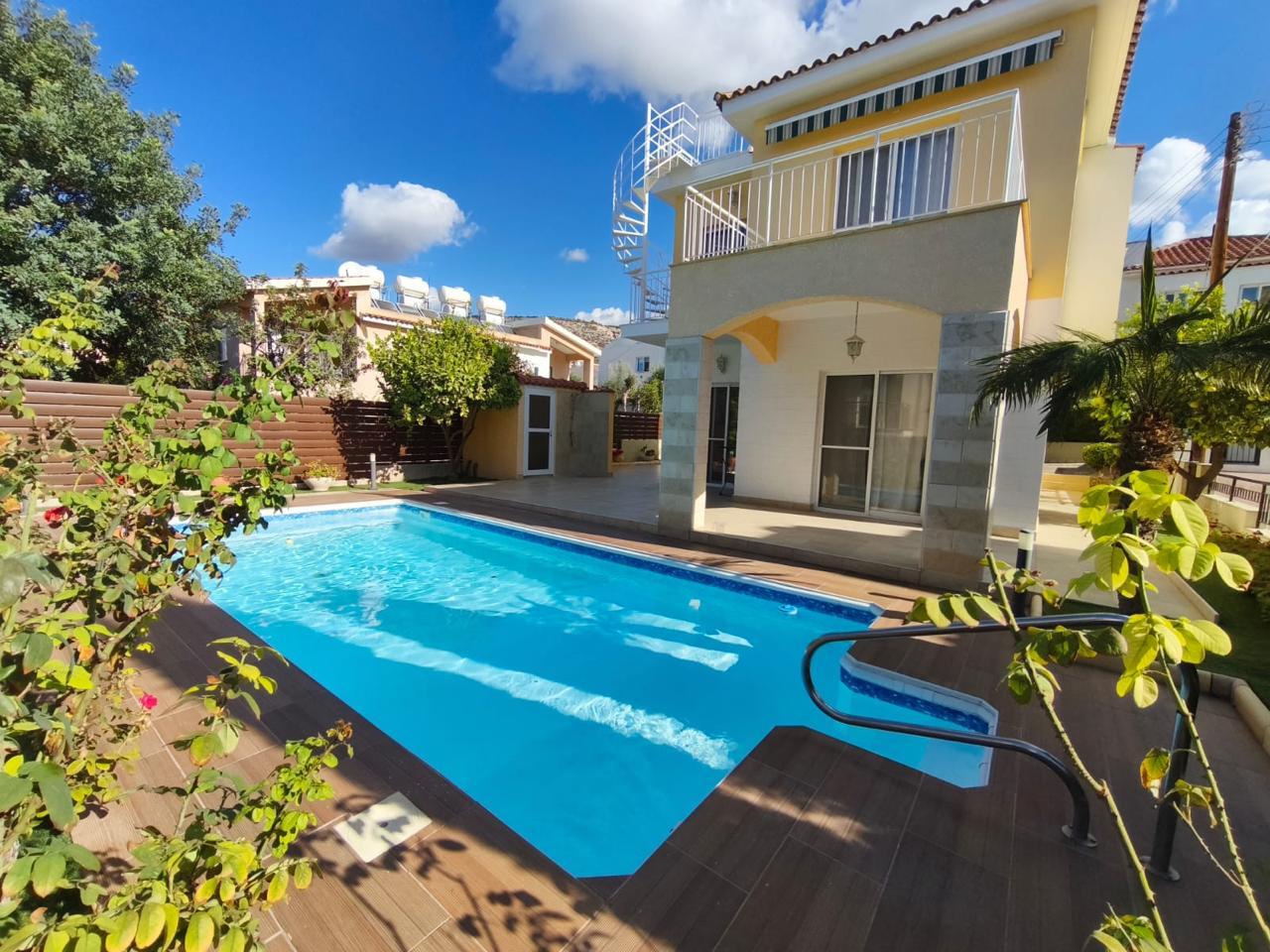 Charming Villa in Peyia with Pool, Cozy Interior and Sea Views — Paphos