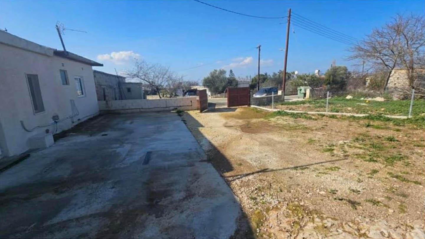 2-bedroom bungalow with a vast 3,300 m2 plot — photo 3