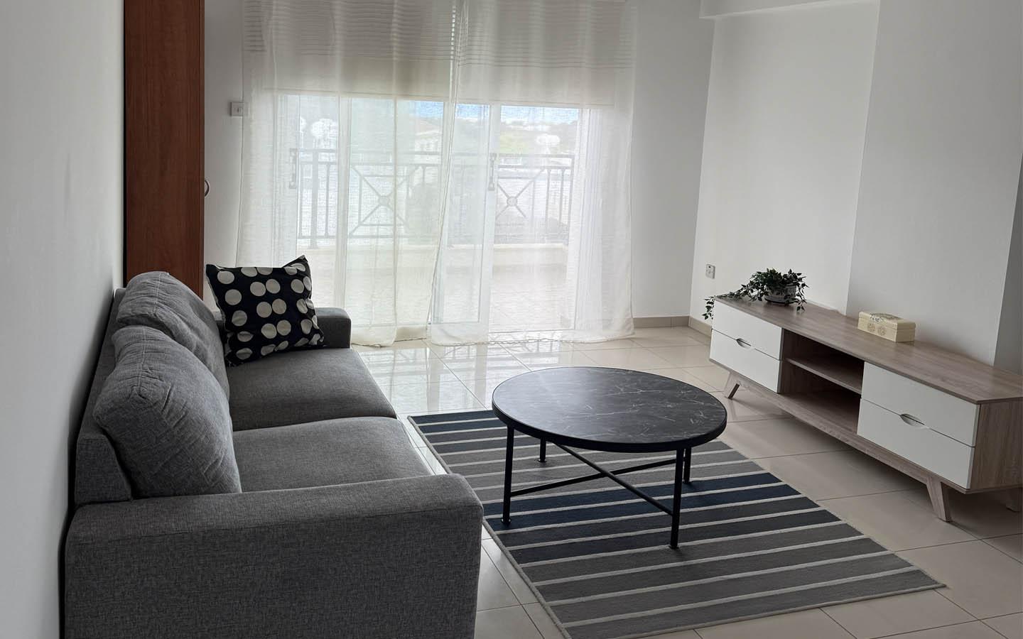 One-bedroom apartment with side sea views in a well-maintained residential complex — photo 2