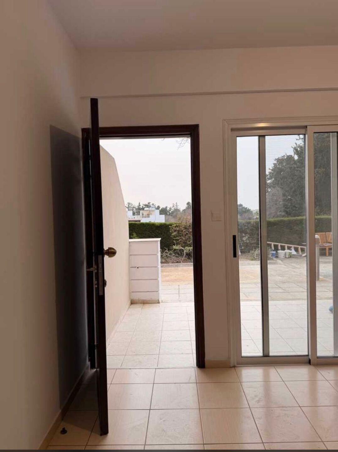 2-bedroom townhouse fully renovated in a contemporary style — photo 3