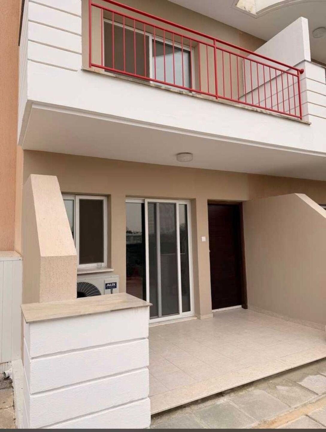 2-bedroom townhouse fully renovated in a contemporary style — photo 2