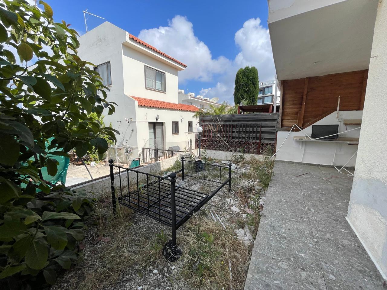 Ground-Floor Apartment with Private Outdoor Area and Communal Swimming Pool — photo 3