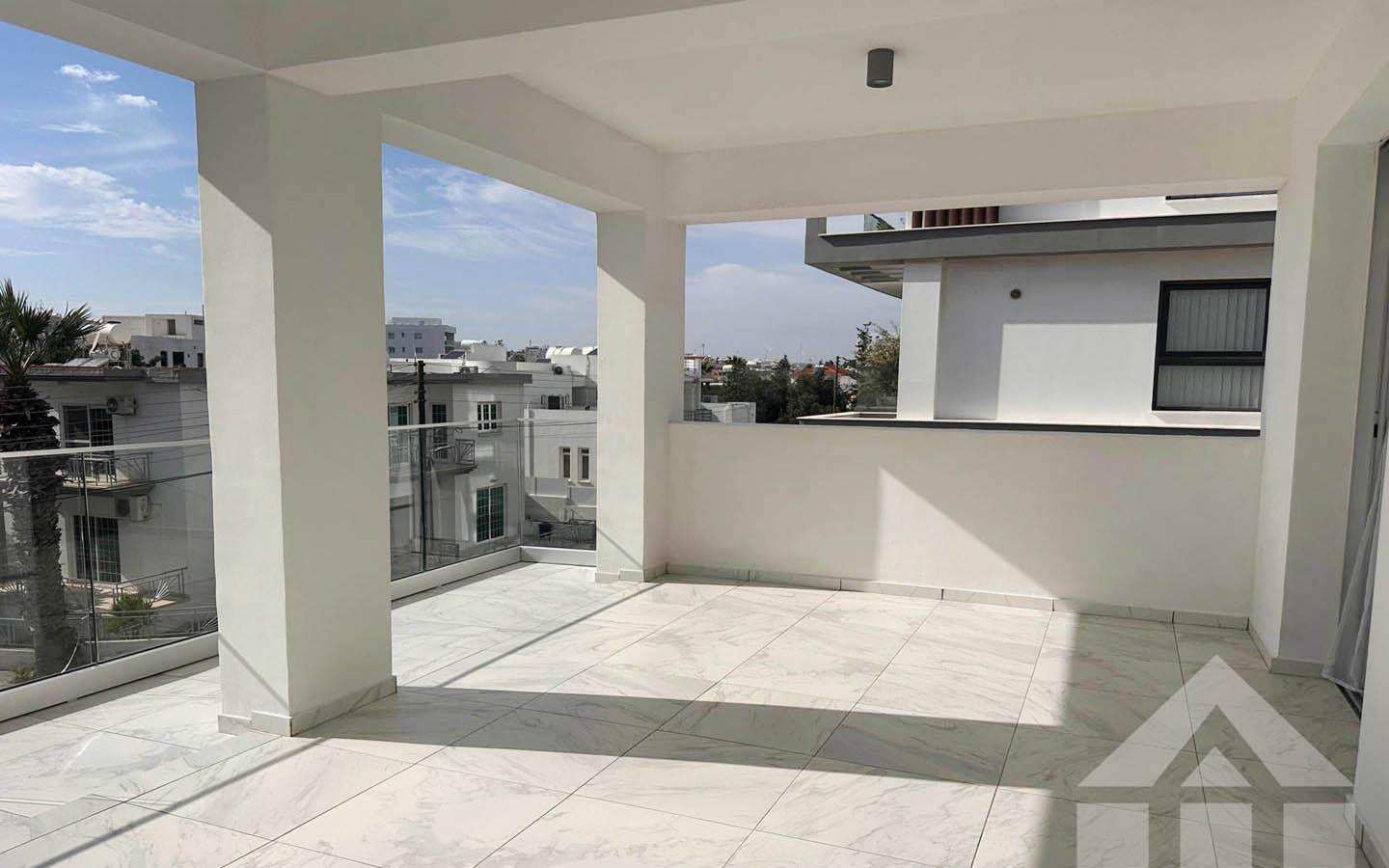 2-Bedroom Apartment with a Large Covered Veranda — photo 2