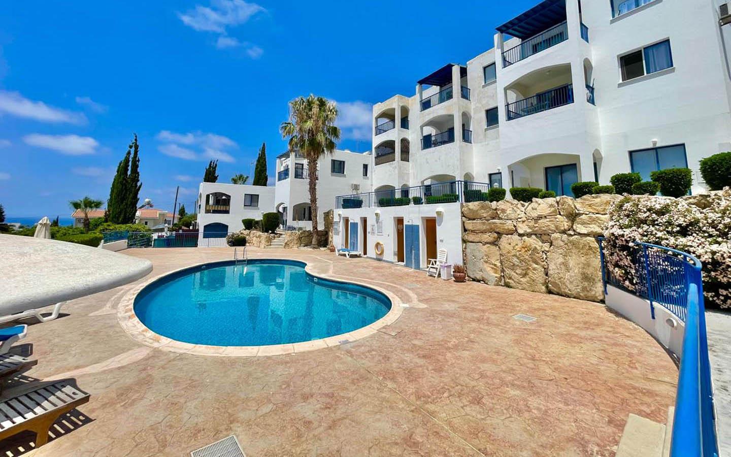2-bedroom apartment with a large veranda and sea views — Chlorakas