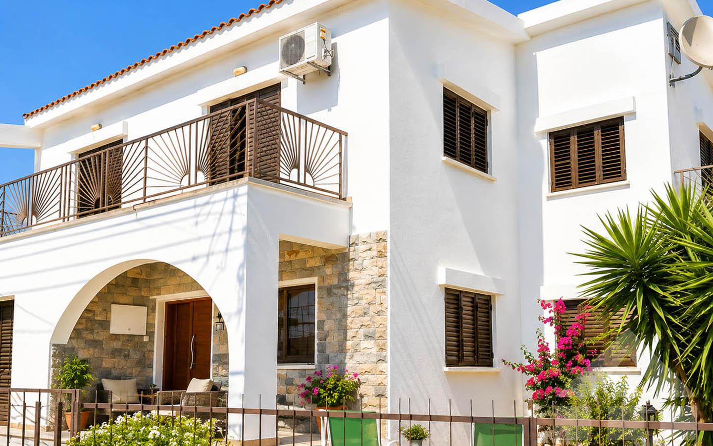 Detached 3-Bedroom House — a Practical and Pleasant Option — Livadia
