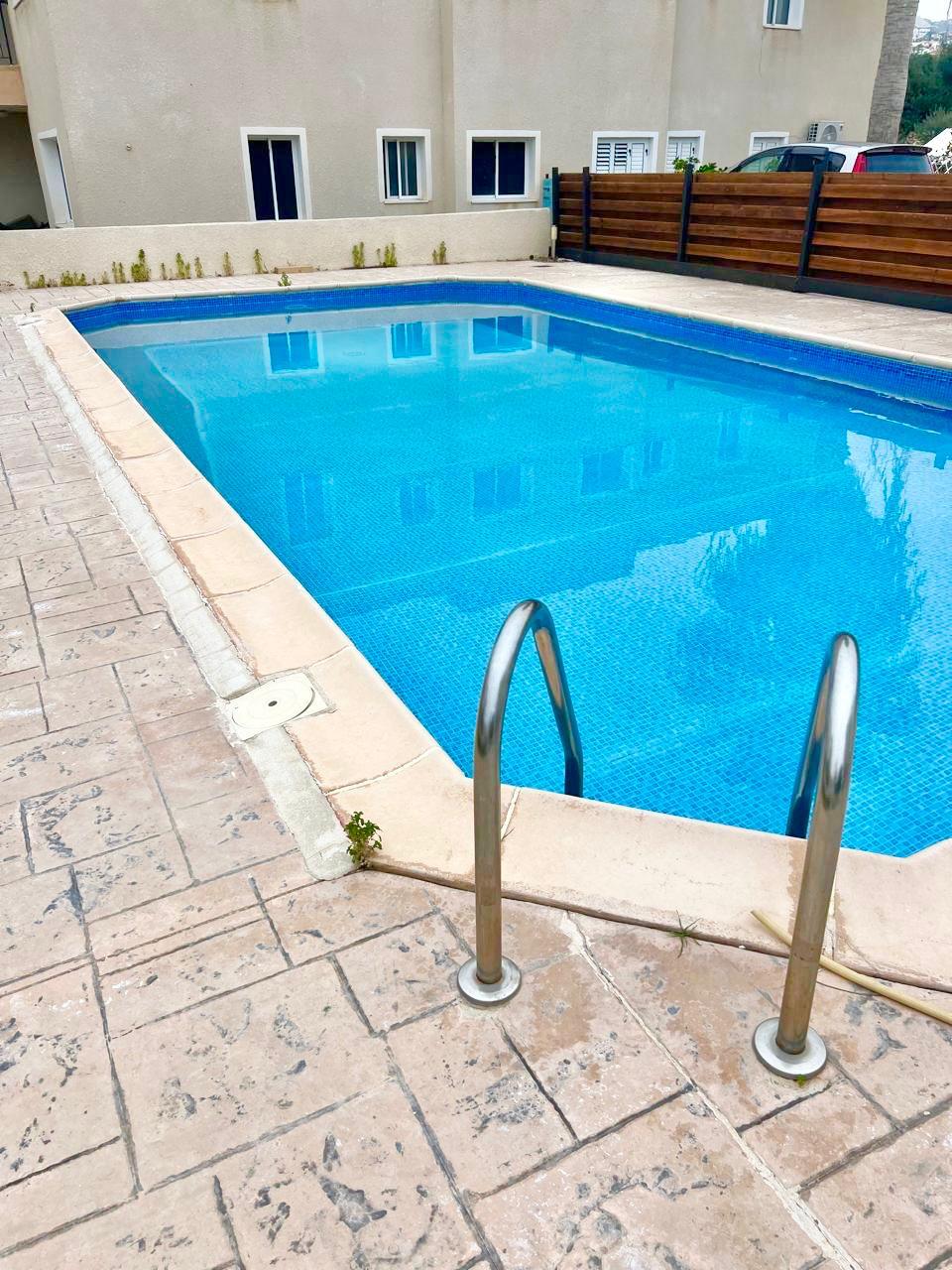 Modern Apartment with a Small Garden and Communal Swimming Pool — Pegeia