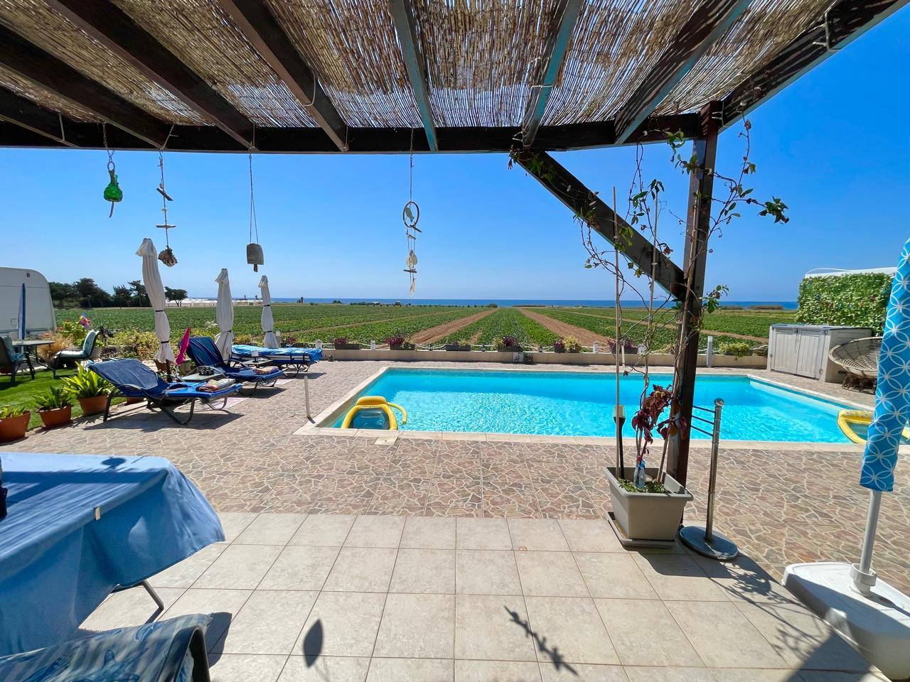Spacious three bedroom bungalow 200m to sea and beaches — Mandria