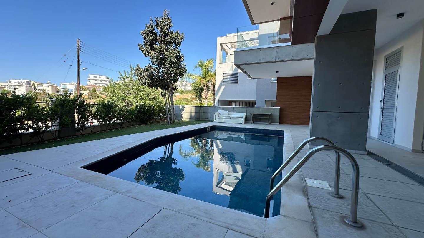 Spacious 2-Bedroom Apartment with High Ceilings — City Center