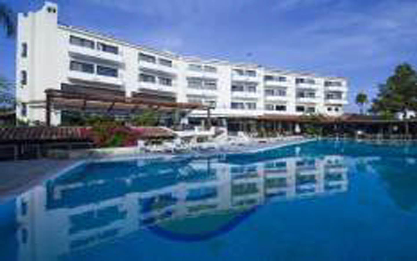 Bright Fully Furnished 2-Bedroom Apartment Close to the Sea — Kato Paphos
