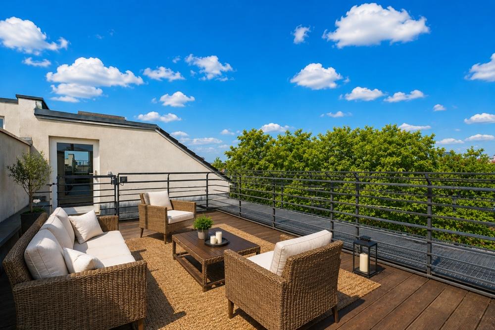 - This exceptional split-level penthouse sits atop a beautifully restored historic building, seamlessly combining classic architectural — Friedrichshain