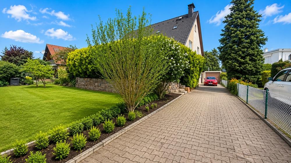 - This modern semi-detached house offers generous living space, excellent outdoor areas and a flexible layout ideal for family life — Spandau