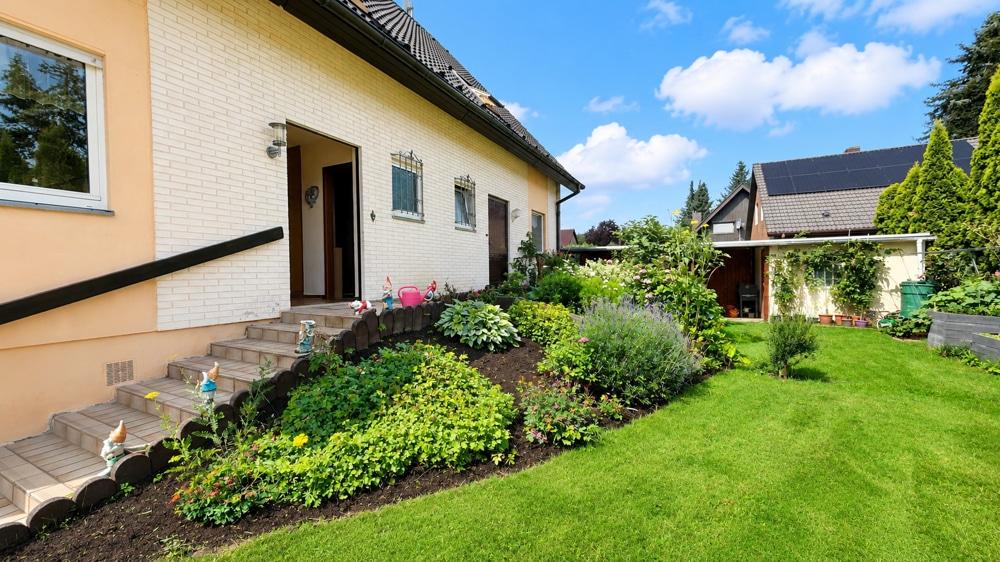 - This modern semi-detached house offers generous living space, excellent outdoor areas and a flexible layout ideal for family life — Spandau